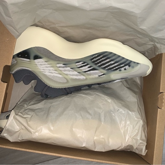 Adidas Yeezy 700 V3 “Fade Salt”size: 9.5 ID1674 - Picture 6 of 11